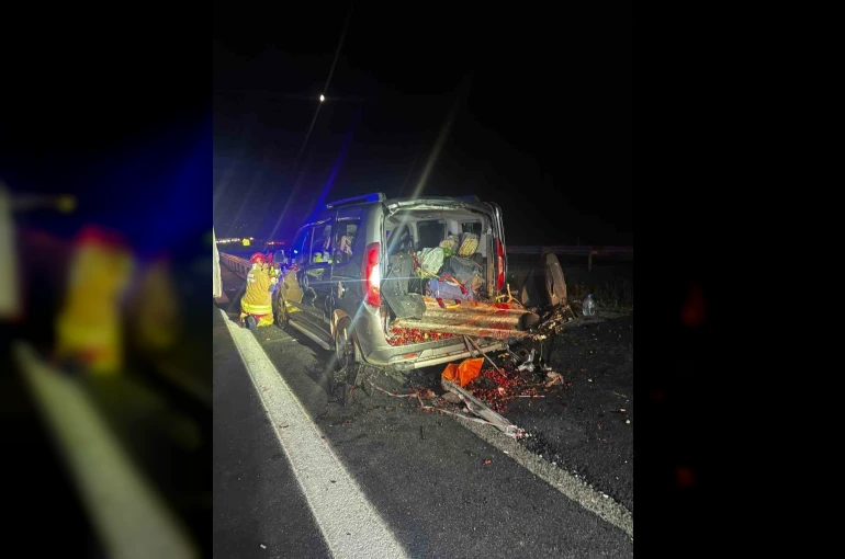 Hafif ticari araç bariyerlere saplandı 4 kişi yaralandı