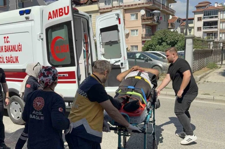 Hafif ticari araç ile çarpışan motosikletin sürücüsü yaralandı