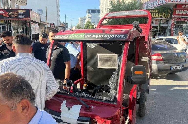 Hafif ticari araç ile elektrikli motosiklet çarpıştı: 1 yaralı