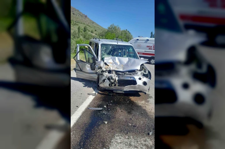 Hafif ticari araç ile kamyonet çarpıştı: 6 yaralı