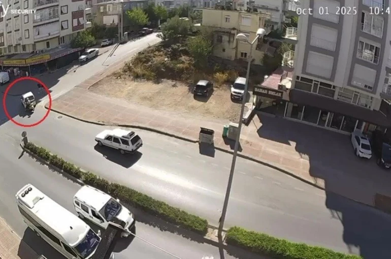 Hafif ticari araç ile motosiklet çarpıştı: 2 yaralı