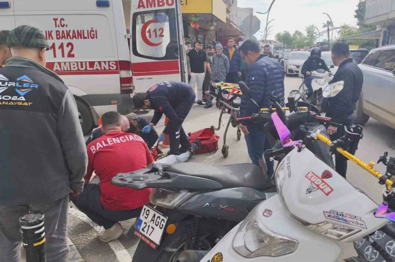 Hafif ticari araç ile motosiklet çarpıştı o anlar güvenlik kamerasına yansıdı: 1 yaralı