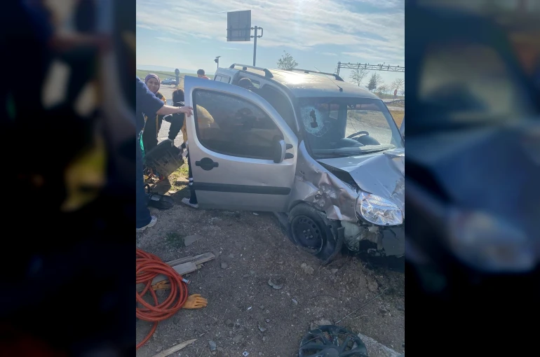 Hafif ticari araç ile otomobil çarpıştı: 1 ölü, 4 yaralı