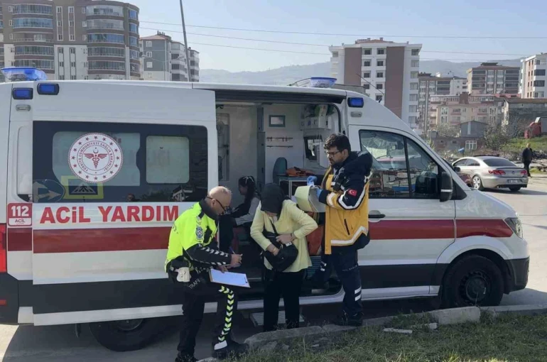 Hafif ticari araç ile otomobil çarpıştı: 3 çocuk yaralı