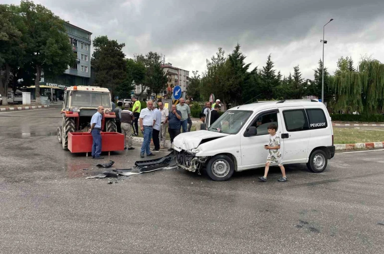 Hafif ticari araç ile traktör çarpıştı 
