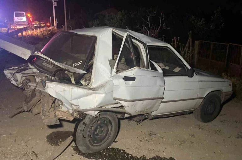 Hafif ticari araç, otomobile arkadan çarptı: 2 yaralı