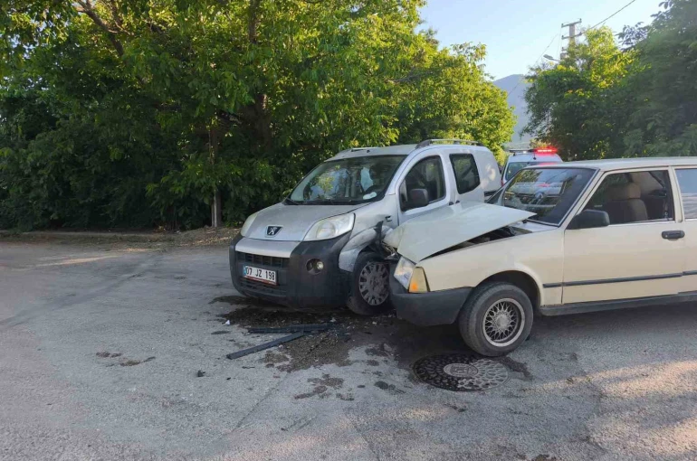 Hafif ticari araç otomobille çarpıştı: 4 yaralı