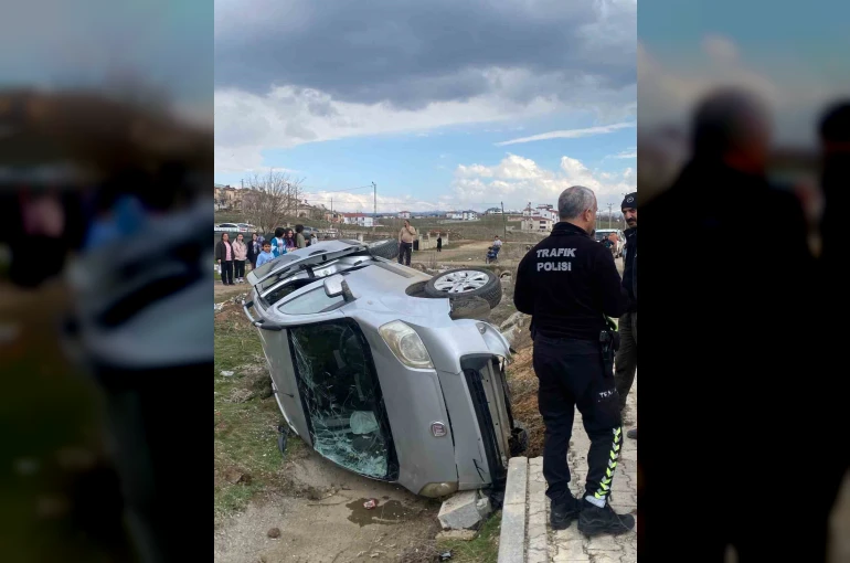 Hafif ticari araç şarampole devrildi: 1 yaralı 