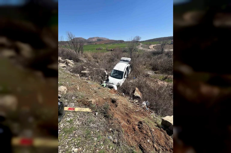 Hafif ticari araç şarampole girdi: 4 yaralı
