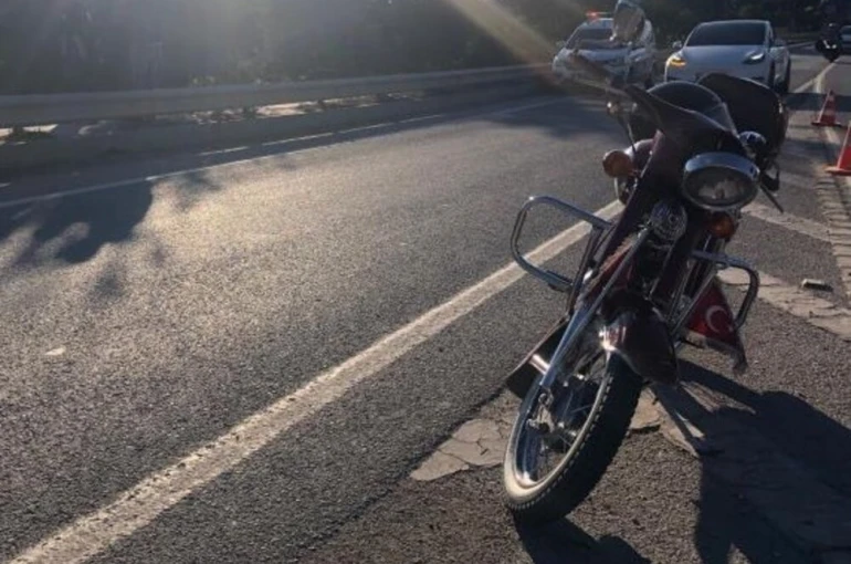 Hafif ticari araca çarpan motosikletin sürücüsü yaralandı