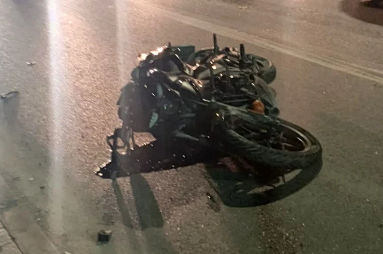 Hafif ticari araçla çarpışan motosiklet sürücüsü hayatını kaybetti