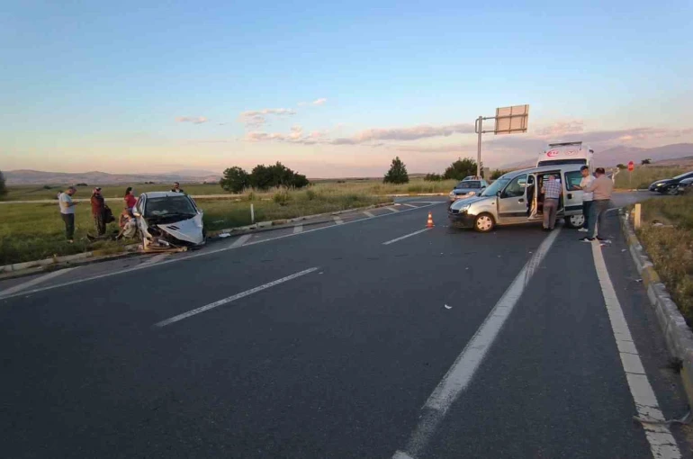 Hafif ticari araçların çarpıştığı kazada 8 kişi yaralandı