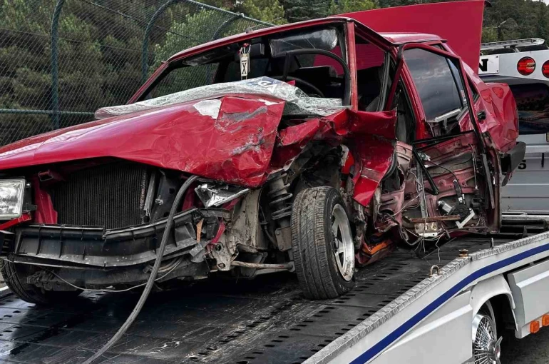 Hafif ticari ile çarpışan otomobil hurdaya döndü: 2 yaralı