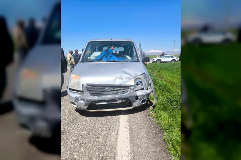 Hafif ticari ile otomobil çarpıştı: 2 yaralı