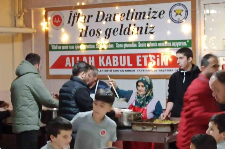 Hafız adayları din görevlileri ile iftar programında bir araya geldiler