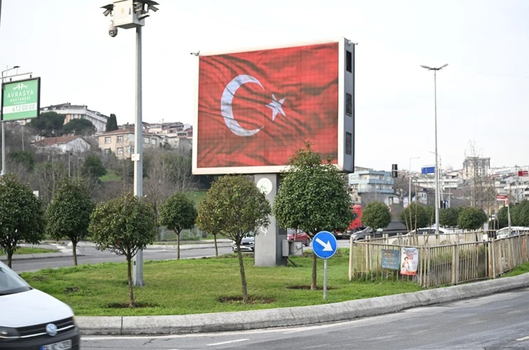 Hain provokasyona karşı Gaziosmanpaşa’da ekranlar Türk bayraklarıyla donatıldı