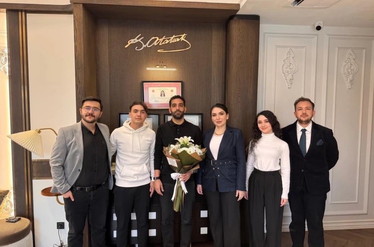 Hakaret Davası barışla bitti: Uğurcan Yazğılı’ya Çiçekli Özür