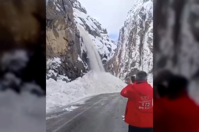 Hakkari-Çukurca karayolunda 2 ayrı çığ düştü: Yol ulaşıma kapandı