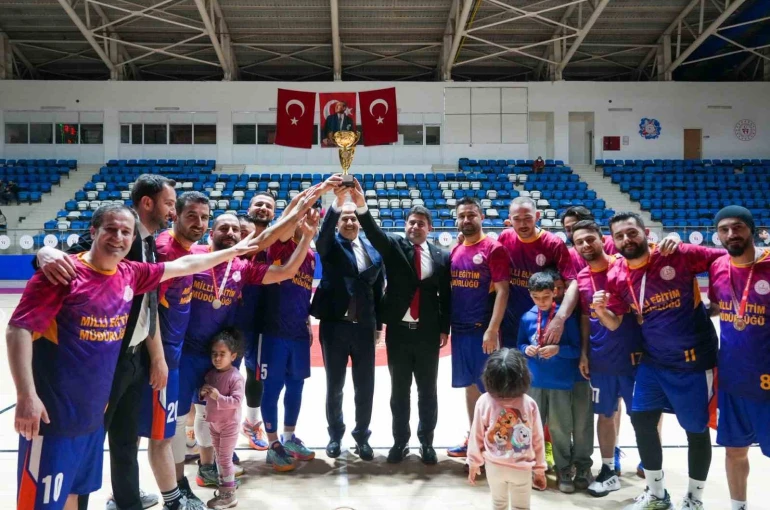 Hakkari şampiyonluk kupası Milli Eğitim Müdürlüğü’nün