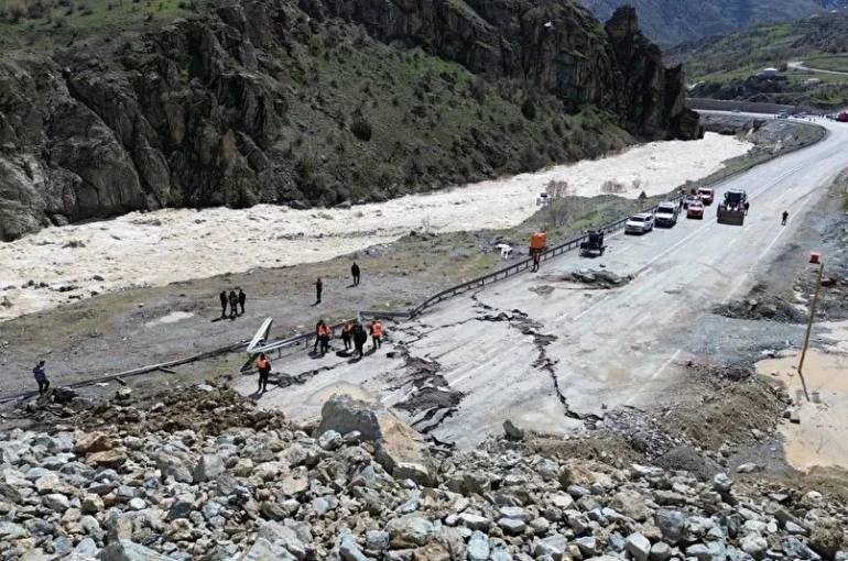 Hakkari-Van yolu trafiğe açıldı