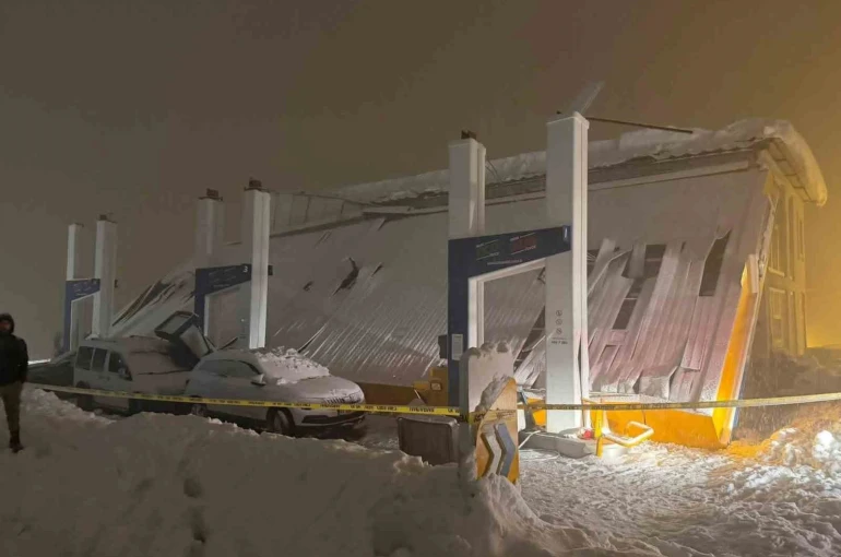 Hakkari’de akaryakıt istasyonunun çatısı çöktü: 8 kişi yaralandı