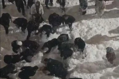 Hakkâri’de çatıdan düşen kar kütlesinin altında kalan öğrenci yaralandı