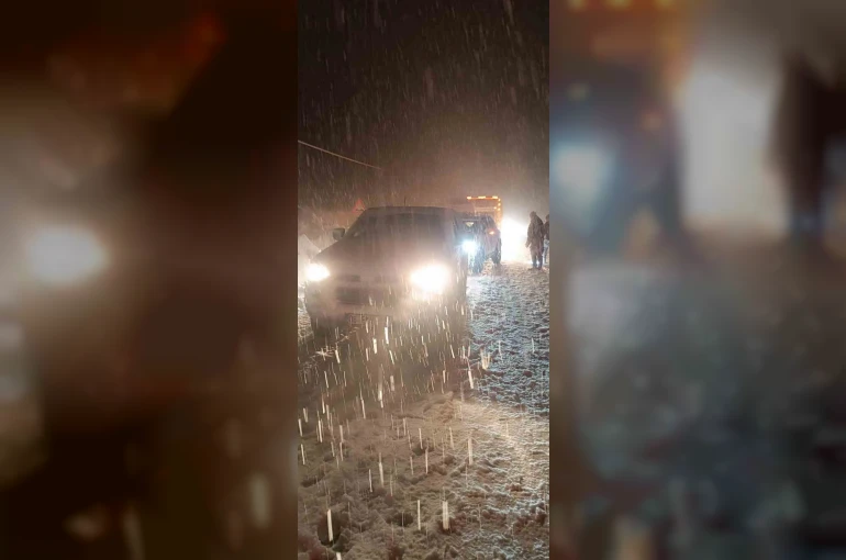 Hakkari’de çığ düştü: Çok sayıda araç yolda mahsur kaldı