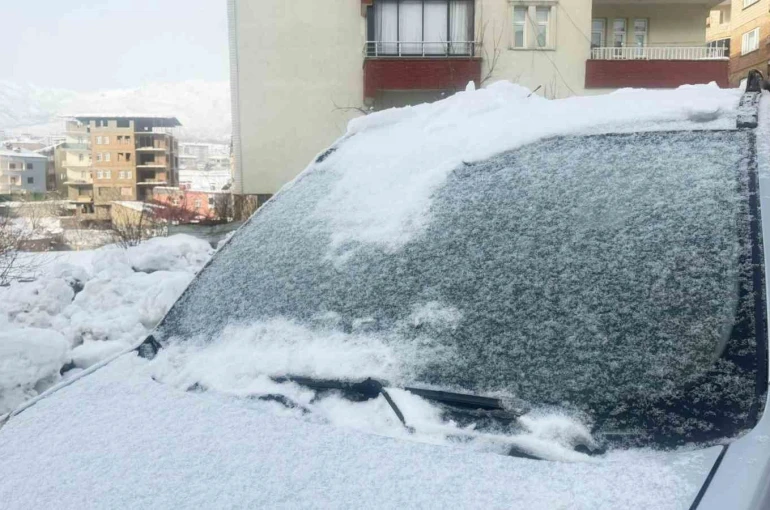 Hakkari’de dondurucu soğuklar