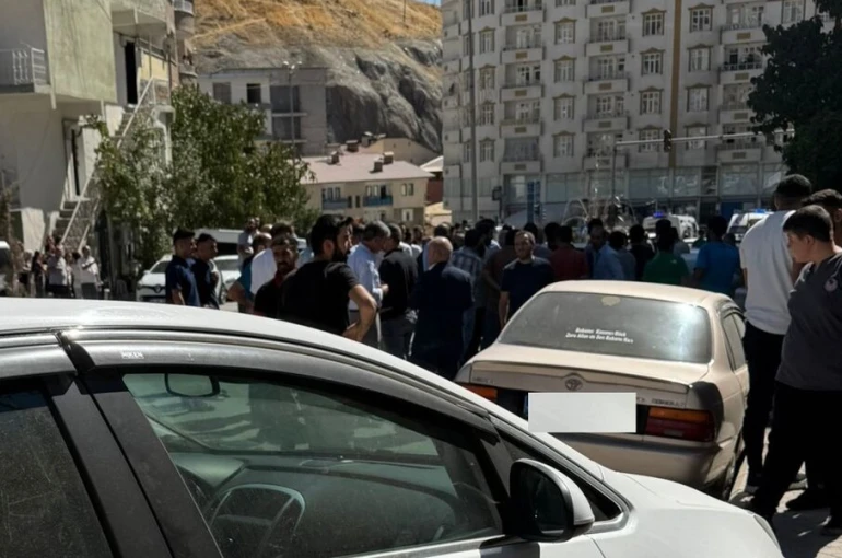 Hakkari’de freni patlayan çekici 6 araca çarparak durabildi