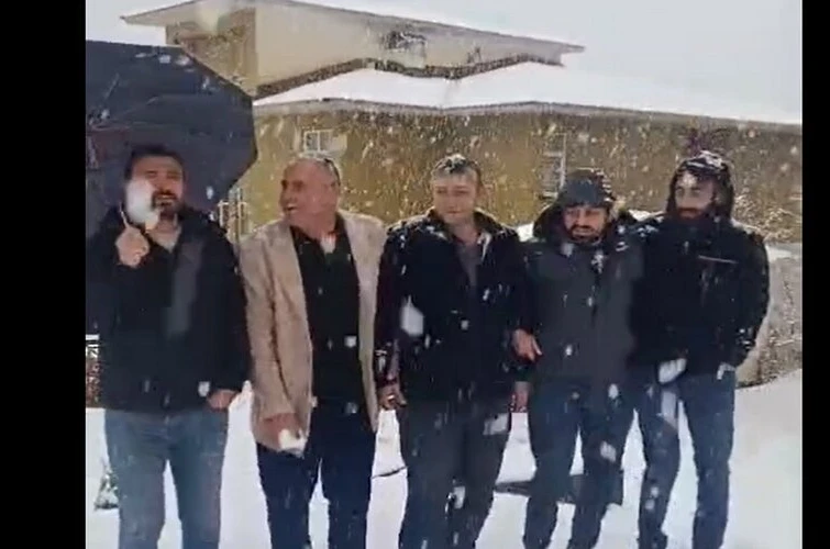 Hakkari’de halaylı kar yağışı kutlaması