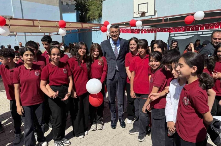 Hakkâri’de İlköğretim Haftası coşkusu