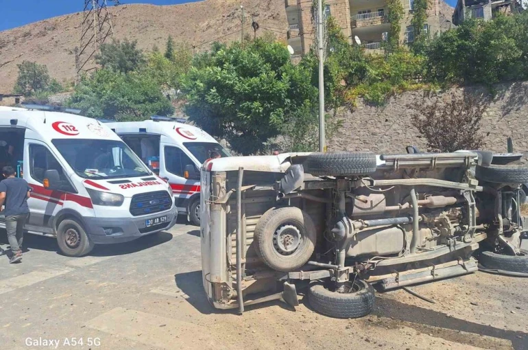 Hakkari’de kamyonet yan yattı: 1 yaralı