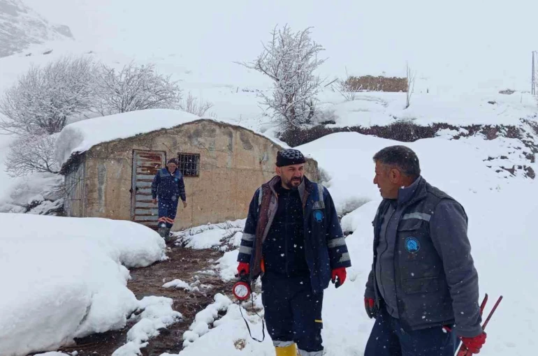 Hakkari’de kar altında su deposu kontrolü