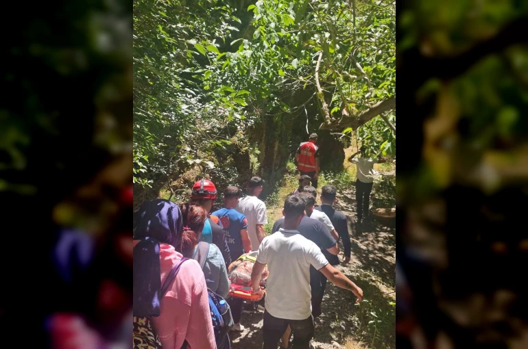 Hakkâri’de kayalıklardan düşen vatandaşı AFAD ve UMKE kurtardı