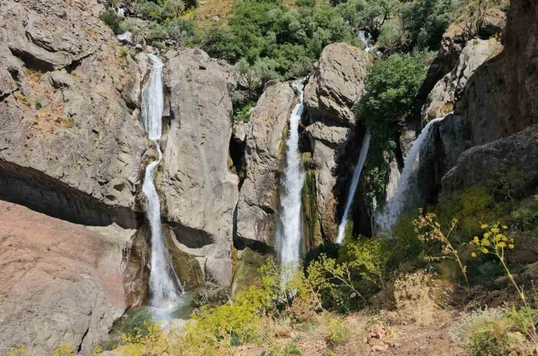 Hakkari’de Marînüs Şelalesi büyülüyor