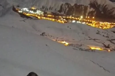Hakkari’de masalsı şehir görüntüsü eşliğinde tilkilerin oyunu