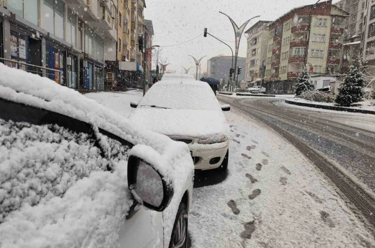 Hakkari’de mevsimin ilk karı yağdı