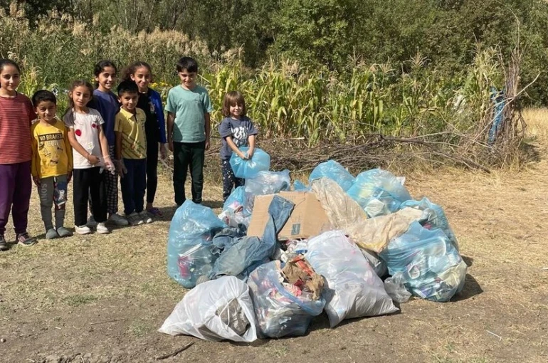 Hakkari’de minik eller çöp topladı