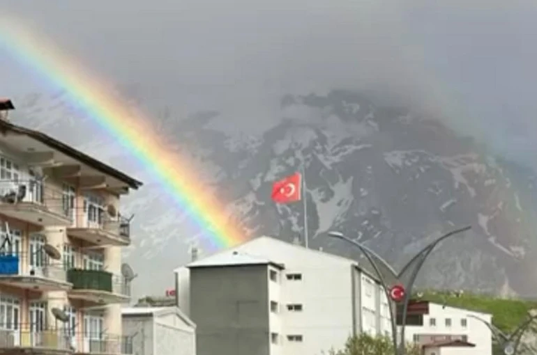 Hakkari’de yağış sonrası gökkuşağı güzelliği