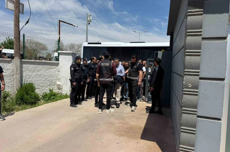 Halfeti Belediyesine operasyonda gözaltına alınan şüpheliler adliyeye sevk edildi