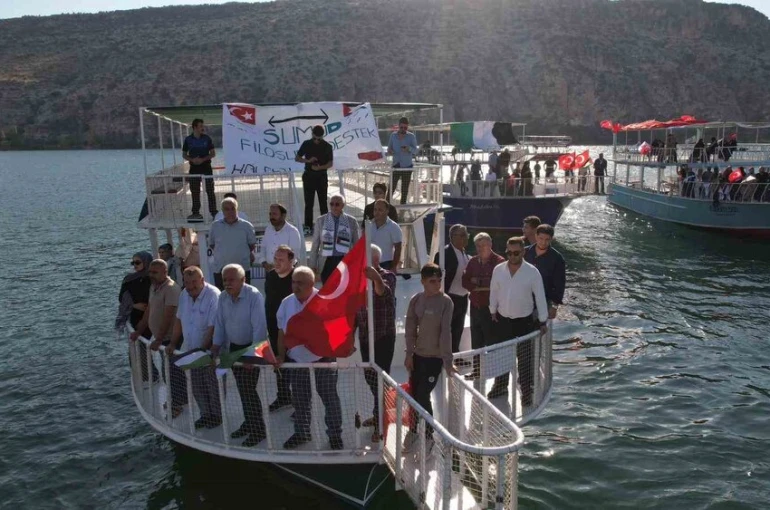 Halfeti’de teknelerle Sumud Filosu’na destek