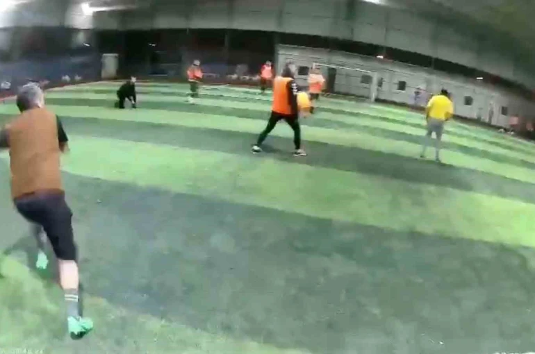 Halı sahanın çatısı çöktü... Futbolcuların koşarak kaçtığı anlar kamerada