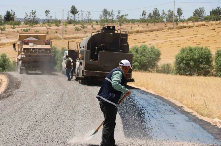 Haliliye kırsalında yollar sathi asfalt kaplamayla yenileniyor