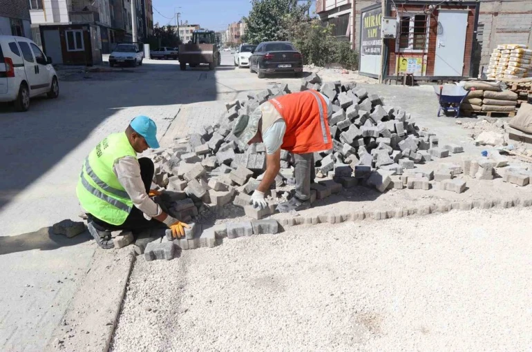Haliliye’de 15 ekiple yol yapım ve onarım çalışmaları sürüyor