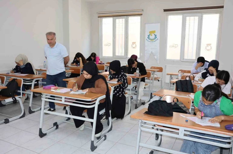 Haliliye’de gençler YKS’ye seri denemelerle hazırlanıyor