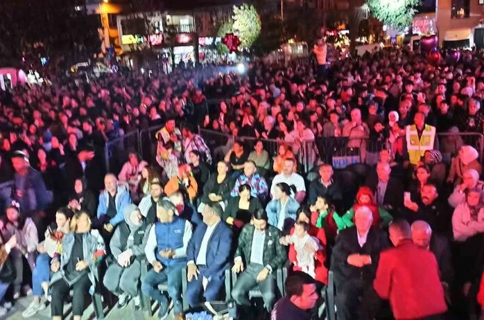 Halk konserinde Devrekliler Sevcan Orhan ile coştu