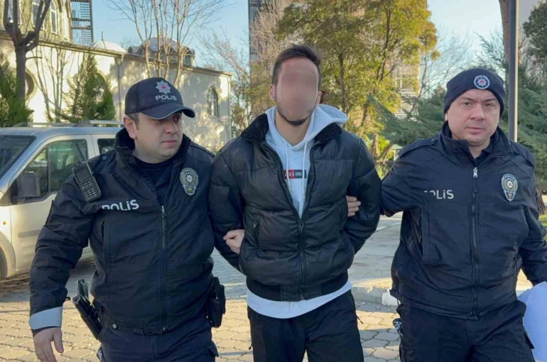 Halk otobüsünde lise öğrencisinin boynuna bıçak dayayan üniversite öğrencisi yakalandı