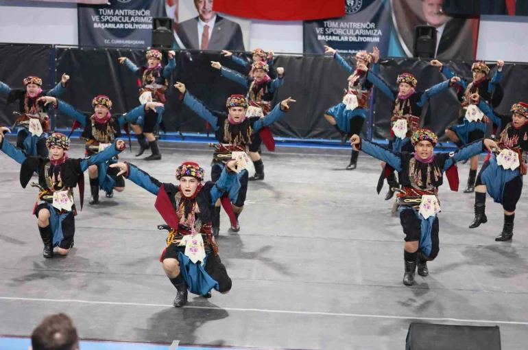 Halk oyunları şöleni Buldan’da izleyenleri mest etti