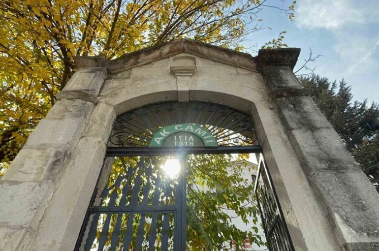 Hamam olarak yapılıp camiye dönüştürülen tarihi yapı 700 yıldır ayakta