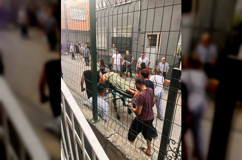 Hamile kadın ve oğlu yangından kurtarıldı